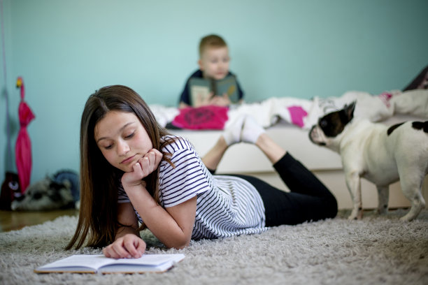 小女孩在看书图片下载