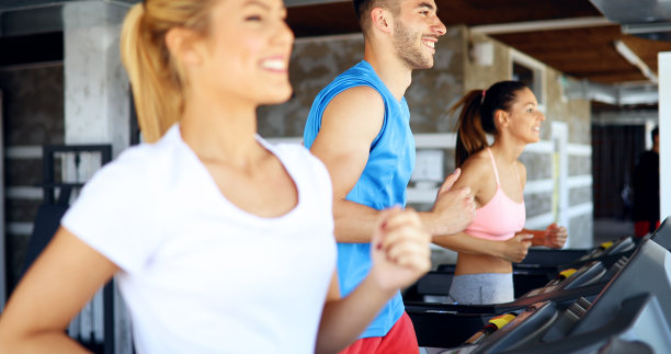 人们在健身房跑步机上跑步的照片图片下载