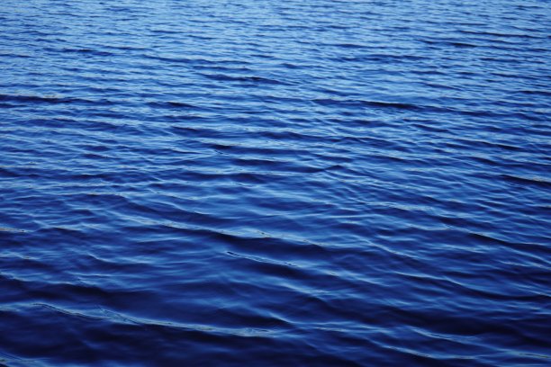深蓝色的水面上泛起阵阵涟漪图片下载