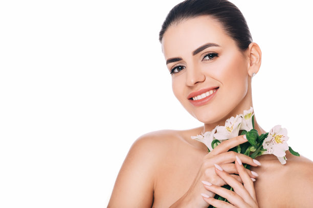 美丽的肖像微笑的女人与新鲜闪亮的皮肤。完美的脸蛋，自然美图片下载