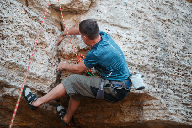 图片来自攀岩者的背部图片下载