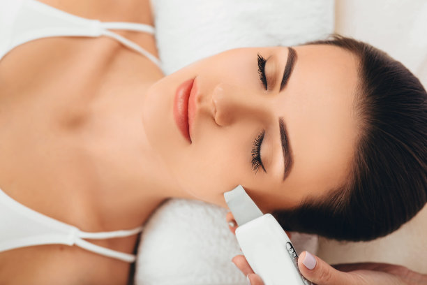 美丽的女人接受超声波面部去角质水疗图片下载