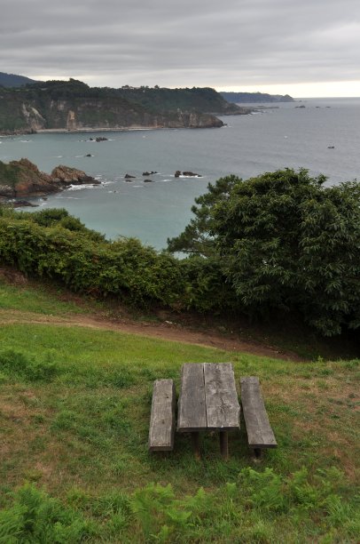 野餐区和岩石海岸的木凳图片下载