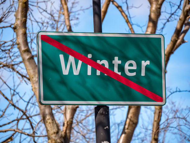 路牌上有冬，Zima的文字就在上面——用红线交叉，概念——冬的结束。图片下载