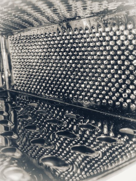 奶酪刨丝器里的倒影图片下载