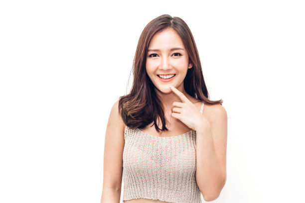 幸福的微笑亚洲女人的肖像享受和放松在白色的背景。亚洲美女图片下载