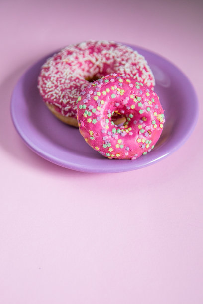 盘子上的甜甜圈，文字的自由空间，粉色，紫色，彩色图片下载