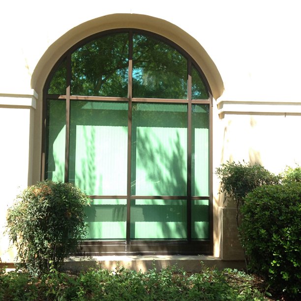 一扇窗户，绿玻璃上有阴影图片下载