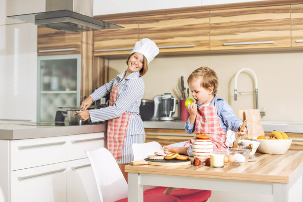 幸福美丽的母子，一家人一起在厨房做饭图片下载
