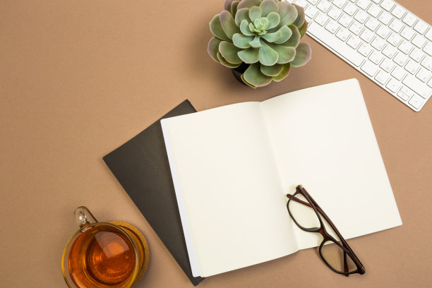 办公室书桌桌子笔记本键盘笔记本茶杯和玻璃杯模拟模板。前视图。——图片图片下载