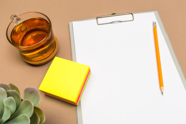 办公桌桌上用写字板贴着彩色的茶和多汁的贴纸。模拟模板。前视图。——图片图片下载