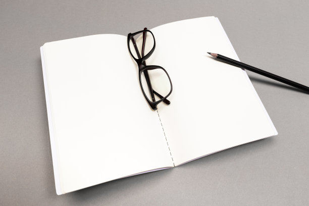 空白硬封面的杂志，书，小册子，小册子与铅笔和眼镜。模拟模板为您的设计做好准备。——图片图片下载