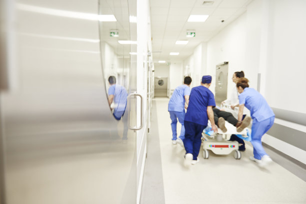 一群医生在匆忙赶路素材图片