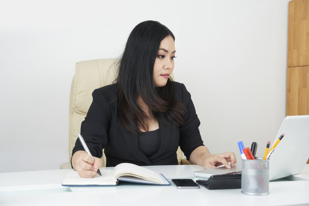 在工作场所工作的女商人图片下载