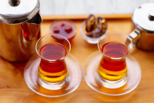 一杯红茶，茶壶和糖果图片下载