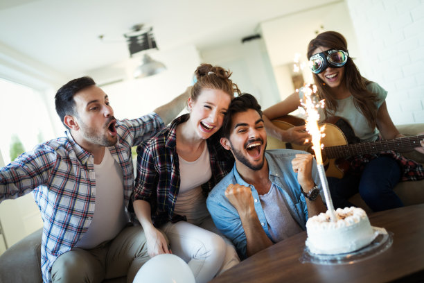 一群年轻快乐的朋友庆祝生日图片下载