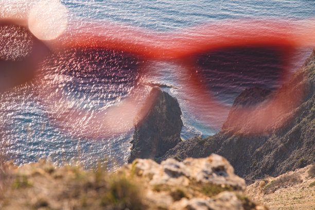 透过玻璃观赏海景。图片下载