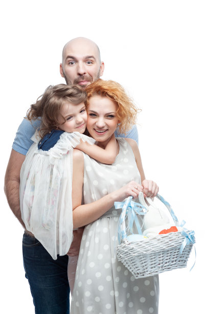 父母和女儿拿着装满复活节彩蛋的篮子图片下载