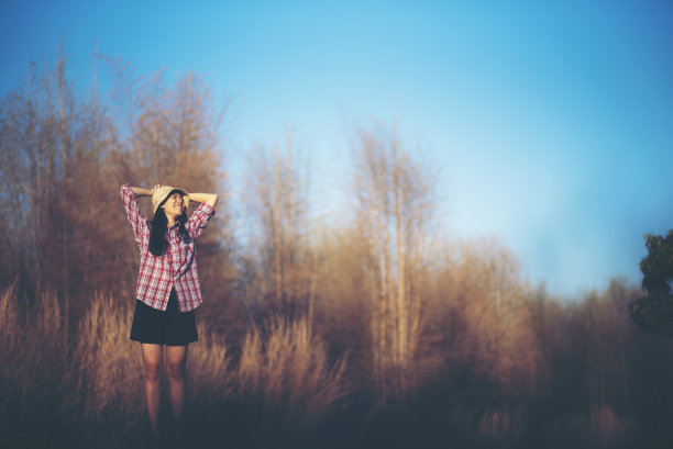 亚洲女孩的照片与自然的草和天空，放松在日落图片下载
