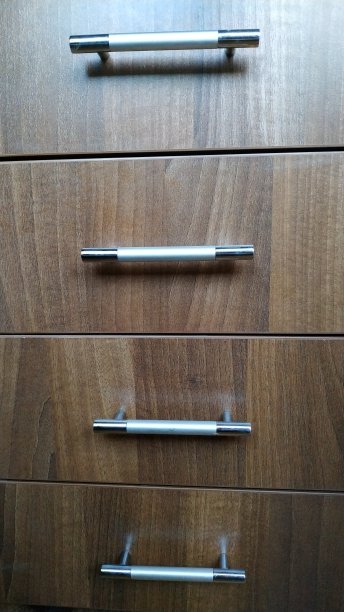 带把手办公桌抽屉的正面。特写镜头。图片下载