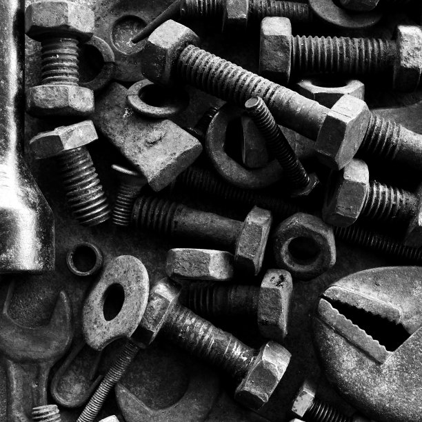 许多生锈的钢铁在水泥地面上拍摄黑白照片图片下载