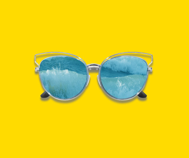 太阳眼镜与海洋反射在镜头孤立在黄色夏季背景，概念工作室图像。夏日眼镜与框顶视图，海浪。图片下载