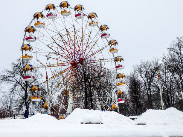 冬天公园里有雪的摩天轮。图片下载