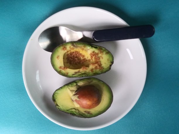 素食食物-鳄梨切成一半，撒上红糖图片下载