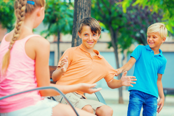 弟弟在和女朋友交流的时候嫉妒他的弟弟图片下载