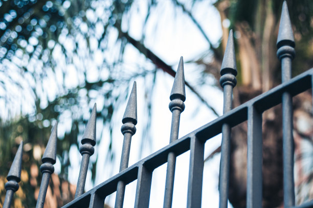 意大利西西里岛卡塔尼亚古老的巴洛克式金属尖篱笆图片下载