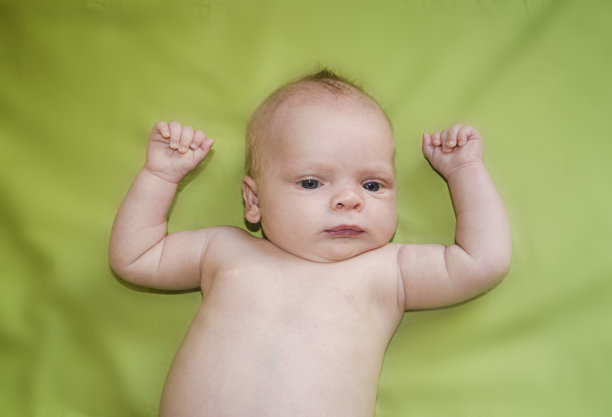 刚出生的孩子图片下载