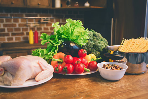 鸡肉，蔬菜，水果，在厨房的桌子上。图片下载