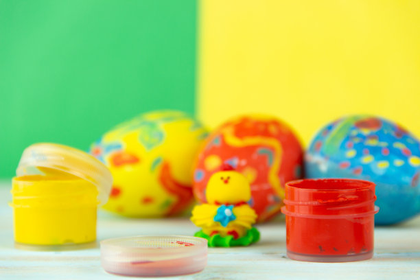 复活节彩蛋在多色木制背景与油漆和刷子图片下载