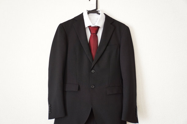 男士西装和红色领带。图片下载