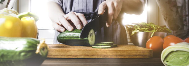 在切菜板上煮生蔬菜图片下载