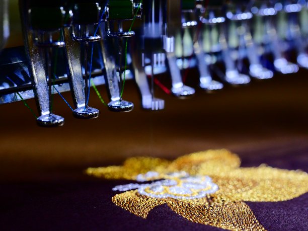 缝纫机及衣物图片下载