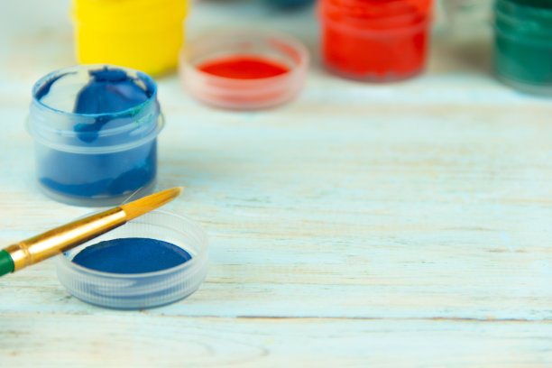 特写油漆和画笔与复活节彩蛋的多色木制背景复活节皮屑图片下载