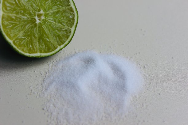 白色背景上的新鲜酸橙和盐图片下载