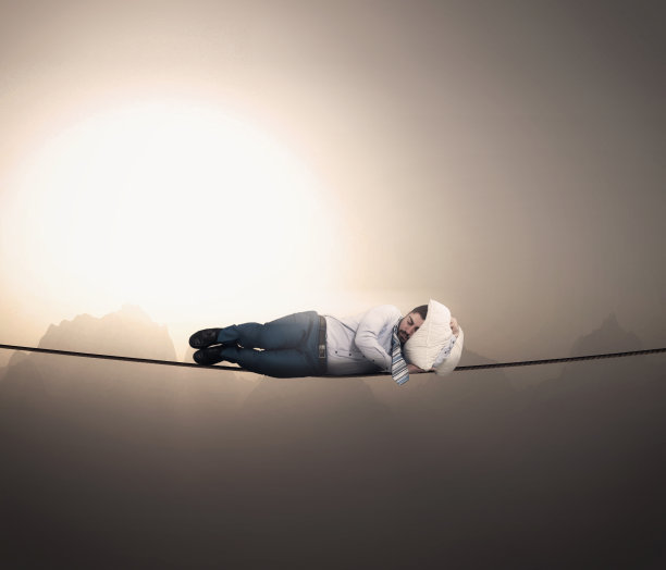 一个商人在高海拔的绳子上打盹。图片下载