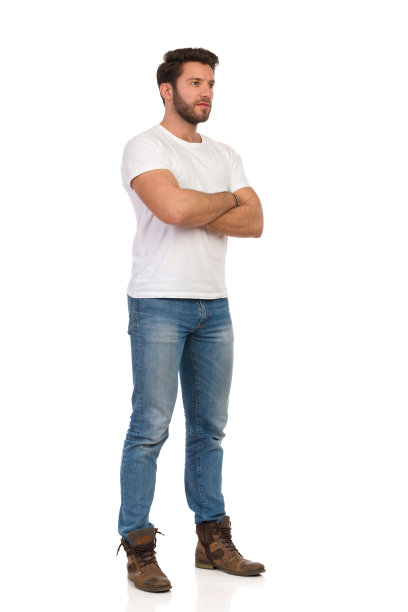 穿着牛仔裤和白色t恤的严肃年轻人双臂交叉站着图片下载