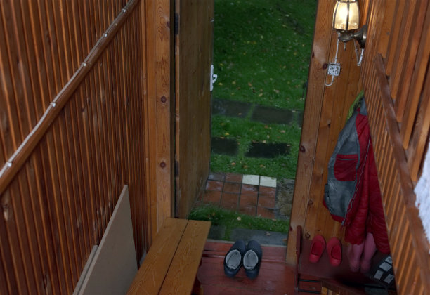 靴子留在门口图片下载