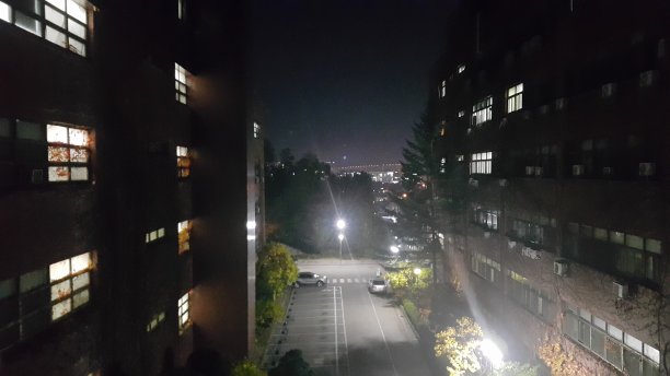 夜光城市景观。晚上建筑物里的灯光图片下载