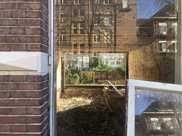 阿姆斯特丹的几座房子反映并透过一座在建的房子图片下载