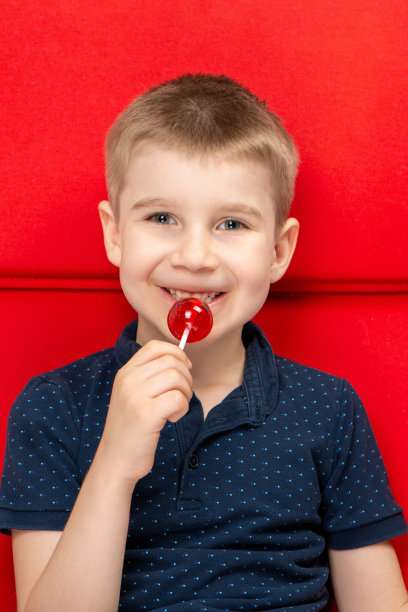 吃红色棒棒糖的小男孩图片下载