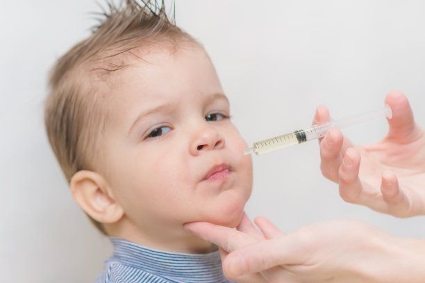 妈妈用注射器给婴儿注射鱼油图片下载