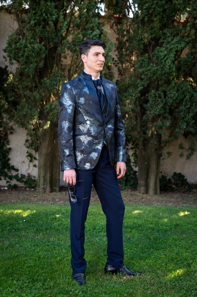 婚礼新郎在户外图片下载