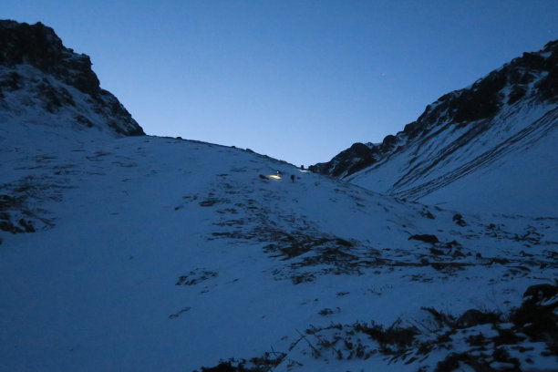 夜晚的山口。拿着手电筒在山上寻找小道的游客。高加索山脉。俄罗斯图片下载