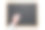 手拿粉笔在黑板上。男用粉笔在空黑板或黑板上写字。图片下载