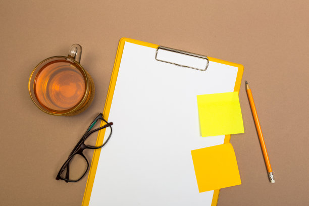 办公室书桌桌子与剪贴板彩色贴纸和茶。模拟模板。前视图。——图片图片下载