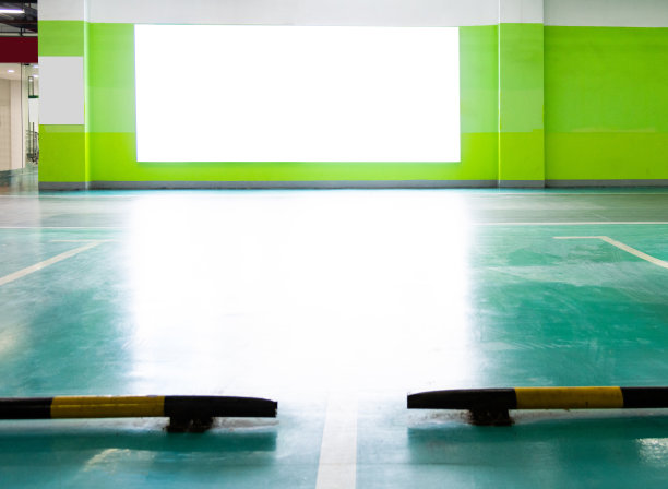 地下室停车场墙上的空白广告牌图片下载